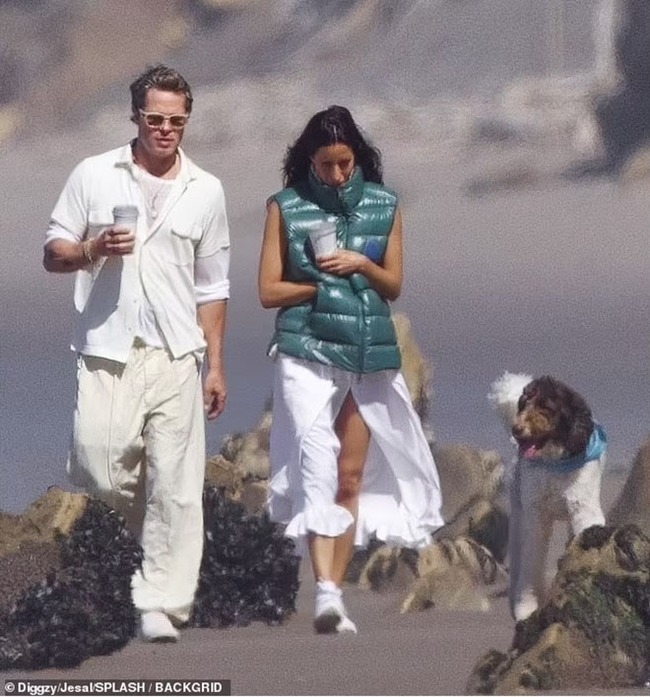 Ảnh lãng mạn hiếm hoi của Brad Pitt và bạn gái trên bãi biển - Ảnh 5.