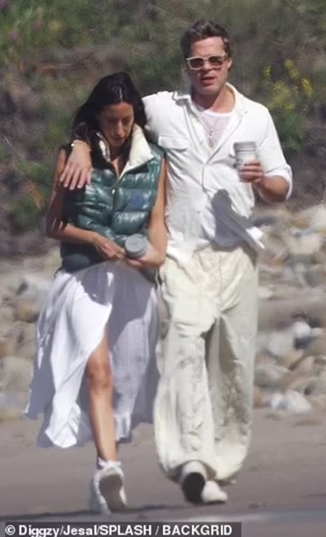 Ảnh lãng mạn hiếm hoi của Brad Pitt và bạn gái trên bãi biển - Ảnh 9.