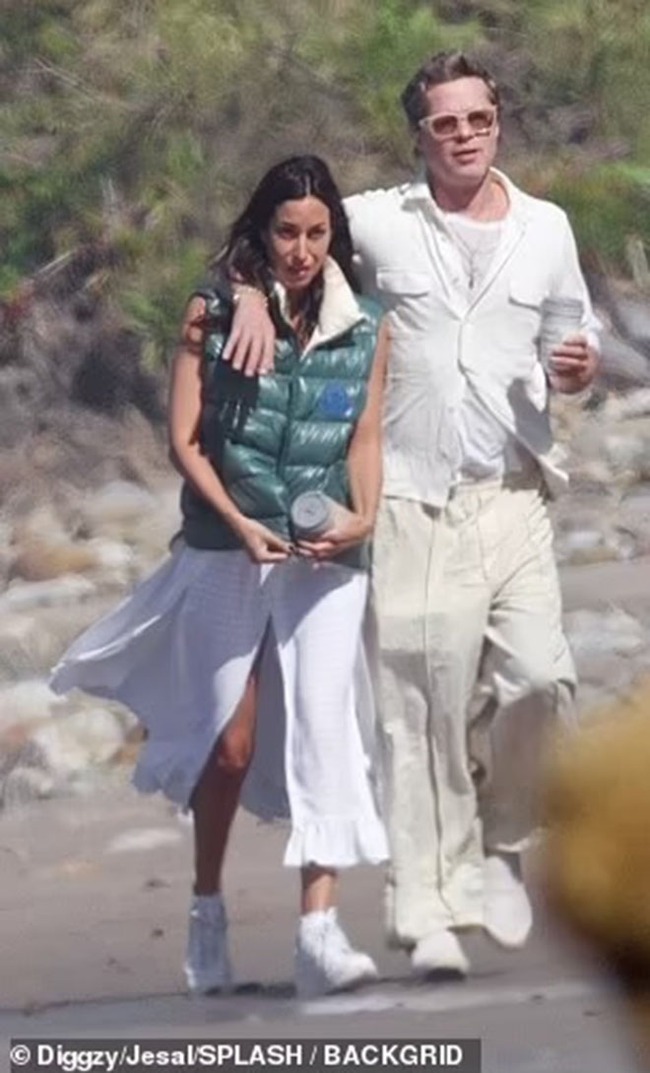 Ảnh lãng mạn hiếm hoi của Brad Pitt và bạn gái trên bãi biển - Ảnh 10.