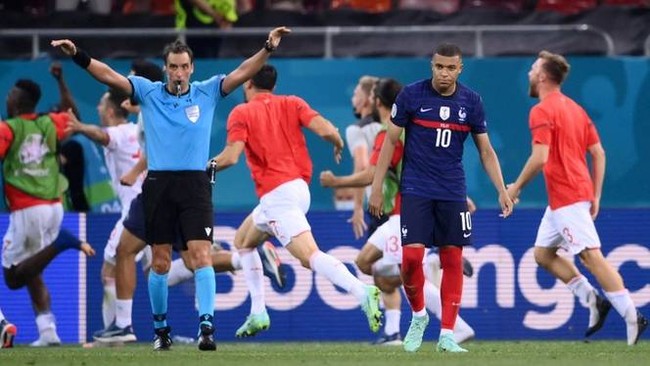 Mbappe sút hỏng penalty, Ronaldo cân bằng kỷ lục và những khoảnh khắc đáng nhớ của kỳ EURO 2020 - Ảnh 3.