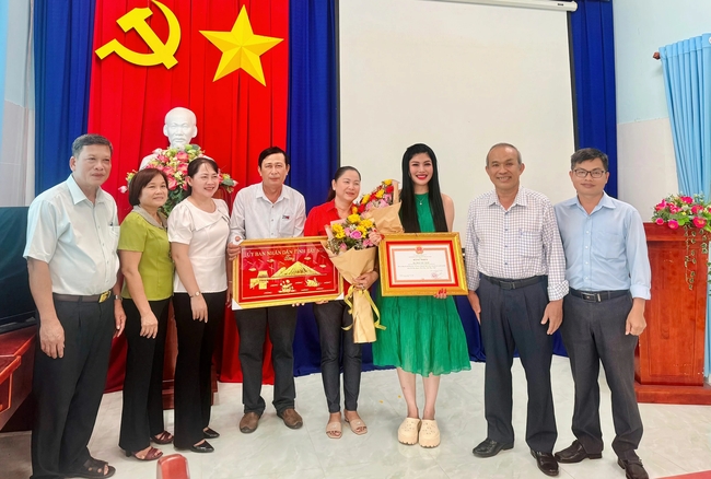 Lily Chen hạnh phúc nhận bằng khen của tỉnh Tây Ninh vì đóng góp cho cộng đồng - Ảnh 1.