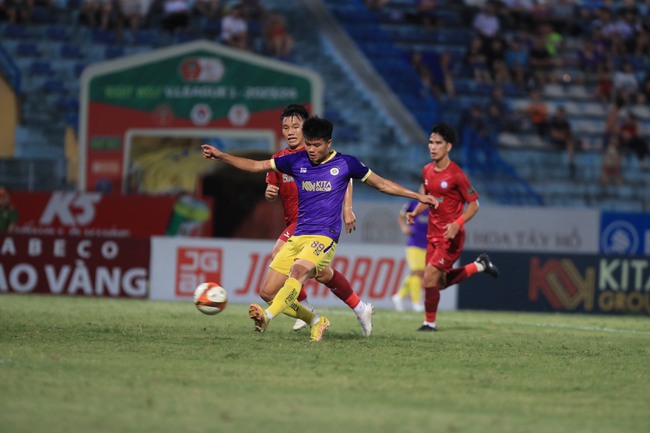 Văn Tùng báo tin không vui cho HLV Kim Sang Sik, Hà Nội FC đua vô địch - Ảnh 1.