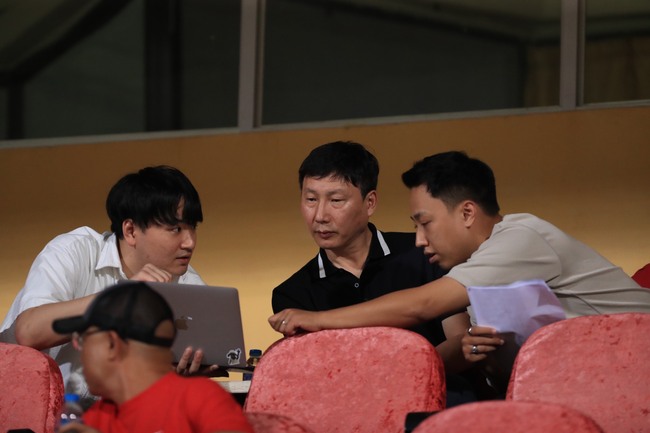 HLV Kim Sang Sik xuất hiện tại Hàng Đẫy, 'xem giò' ngôi sao sáng nhất của bóng đá Việt Nam - Ảnh 3.