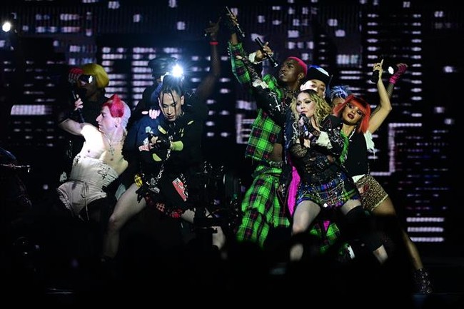 Danh ca Madonna 'gây sốt' tại Rio De Janeiro - Ảnh 2.
