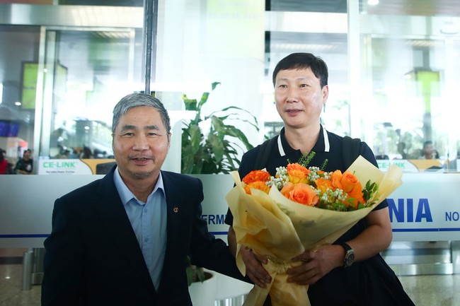HLV Kim Sang Sik có mặt tại sân bay Nội Bài, bắt đầu hành trình làm HLV trưởng đội tuyển Việt Nam - Ảnh 2.