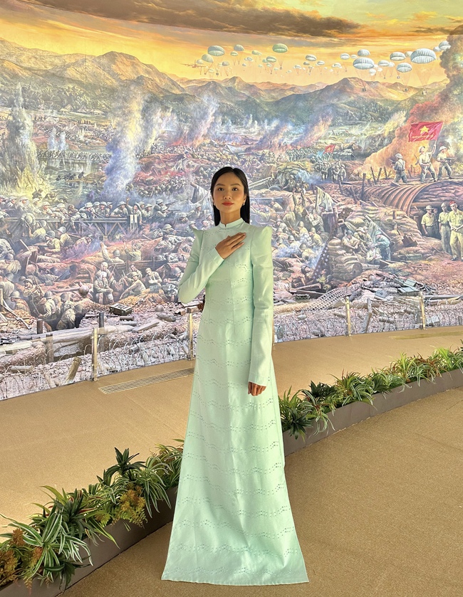 H'Hen Niê hào hứng diện trang phục Thái, H'Mông giao lưu cùng người dân Điện Biên - Ảnh 1.