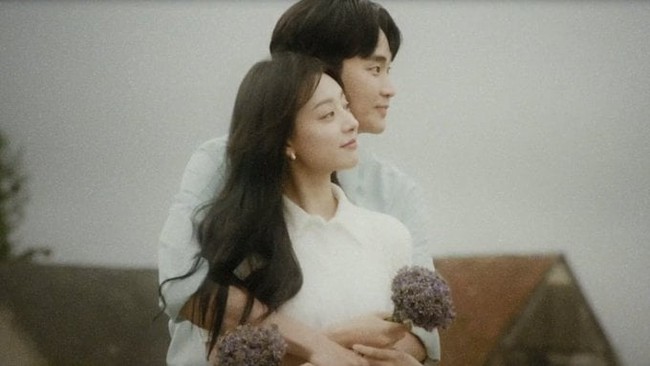 Cảnh hôn thật sự của Kim Soo Hyun và Kim Ji Won ở Đức trong 'Nữ hoàng nước mắt' - Ảnh 1.