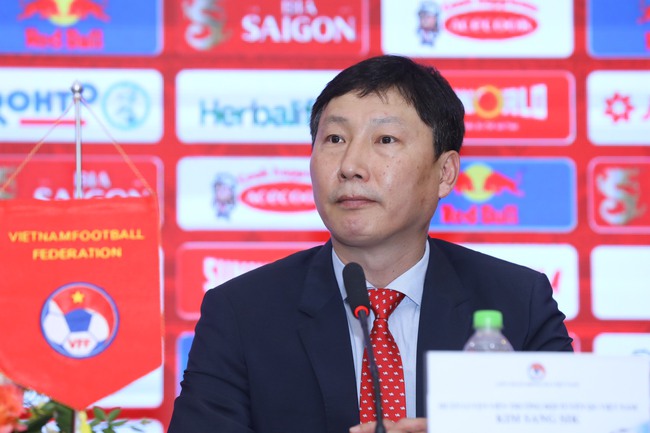 HLV Kim Sang Sik khẳng định không cầu thủ nào được đứng trên tập thể - Ảnh 2.
