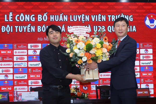 Thầy Park tặng hoa cho tân HLV ĐT Việt Nam, không quên nhắn nhủ lời khuyên quý báu - Ảnh 2.
