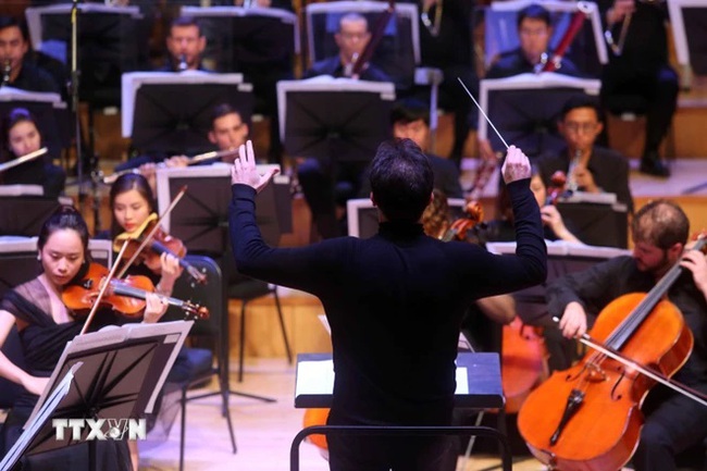 Dàn nhạc giao hưởng lâu đời nhất tại Nga trình diễn âm nhạc Việt Nam - Ảnh 1.