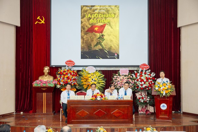 Ra sách 'Lá cờ chuẩn đỏ thắm' của Hồ Phương: Như những thước phim tư liệu đẹp về Điện Biên Phủ - Ảnh 4.