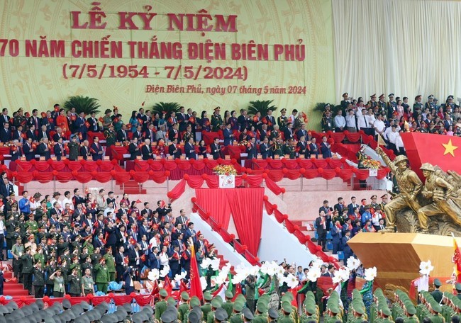 Lễ kỷ niệm 70 năm Chiến thắng Điện Biên Phủ được cử hành trang trọng - Ảnh 1.