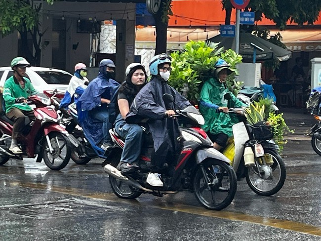 Người dân Thành phố Hồ Chí Minh đón mưa lớn 'giải nhiệt' - Ảnh 1.