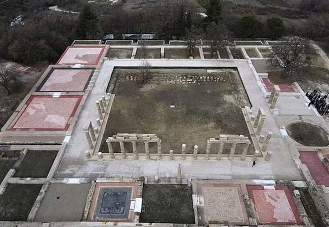 Phòng tắm của Alexander Đại đế được phát hiện sau 2.300 năm, nơi nhà vua tắm theo cách 'đồng tính' - Ảnh 1.