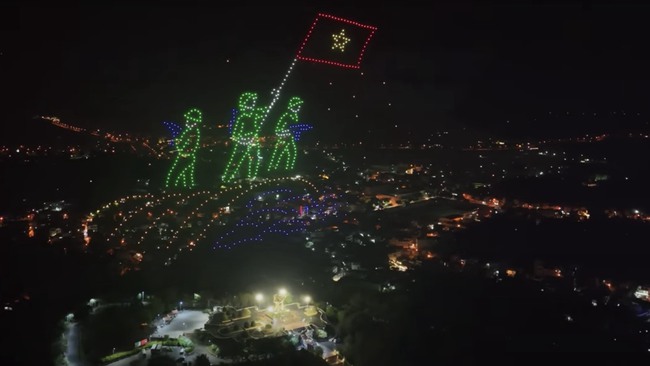 Tái hiện Chiến thắng Điện Biên Phủ bằng 700 drone trên bầu trời - Ảnh 9.
