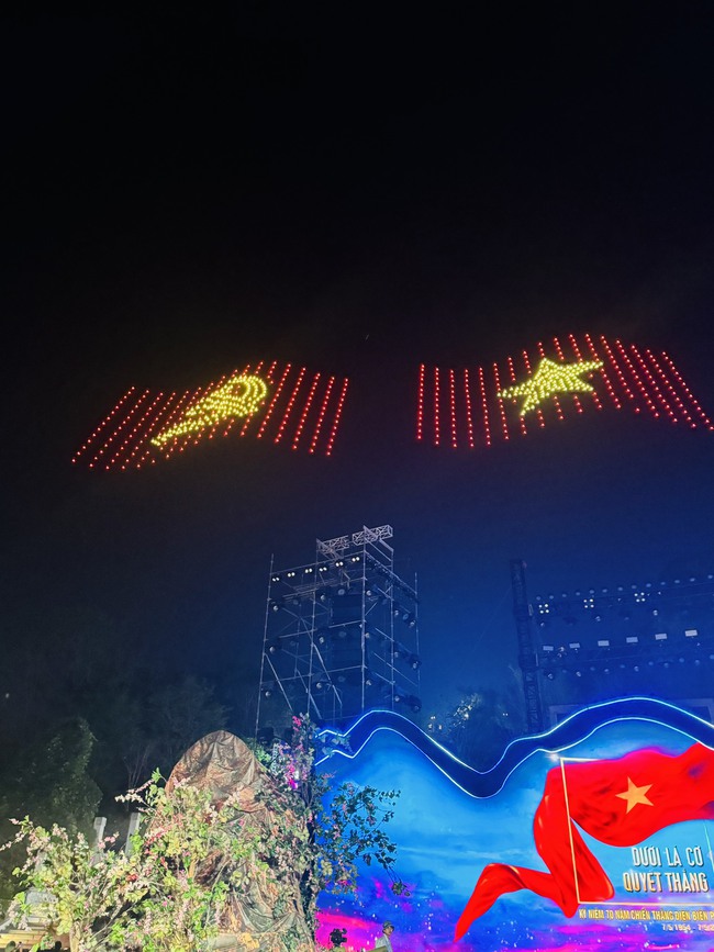 Tái hiện Chiến thắng Điện Biên Phủ bằng 700 drone trên bầu trời - Ảnh 2.