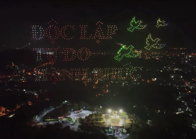 Tái hiện Chiến thắng Điện Biên Phủ bằng 700 drone trên bầu trời - Ảnh 11.