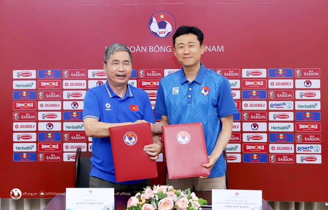 HLV Kim Sang Sik chính thức có trợ lý đồng hương - Ảnh 2.