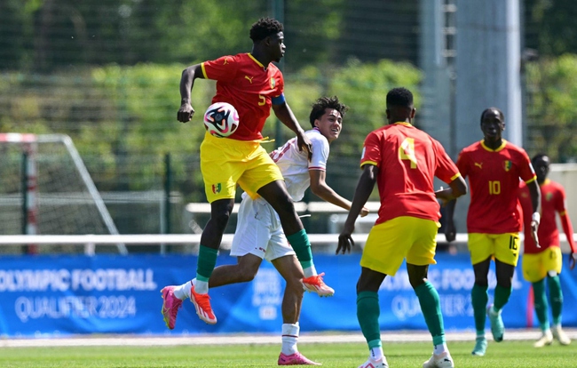 U23 Guinea (áo đỏ) đánh bại U23 Indonesia (áo trắng) 1-0 trong trận playoff tranh vé dự Olympic Paris