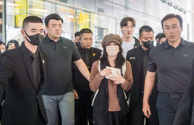 Nữ chính 'My Demon' Kim Yoo Jung được chào đón nồng nhiệt tại sân bay Nội Bài - Ảnh 1.