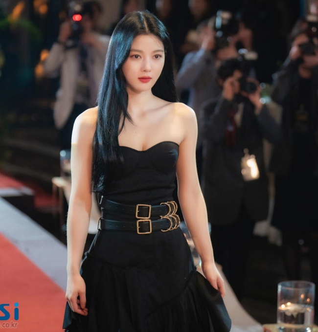 Nữ chính 'My Demon' Kim Yoo Jung được chào đón nồng nhiệt tại sân bay Nội Bài - Ảnh 5.