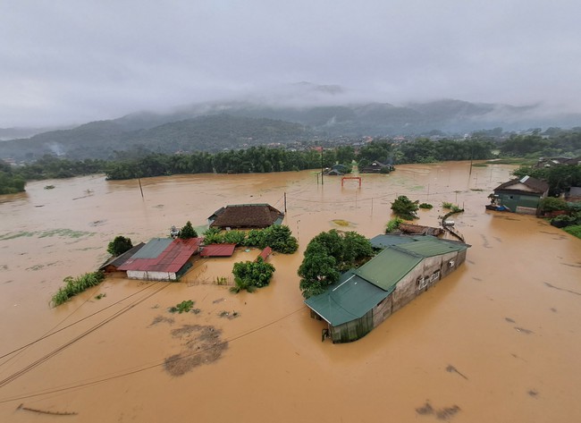 Hà Giang mưa to, nước thượng nguồn đổ về gây ngập lụt trên diện rộng - Ảnh 2.