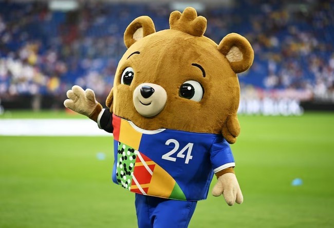 EURO 2024: Những điều lý thú về chú gấu bông Albart - Ảnh 1.