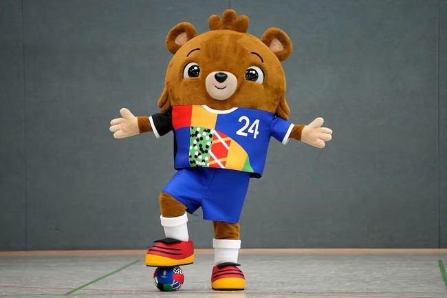 EURO 2024: Những điều lý thú về chú gấu bông Albart - Ảnh 2.