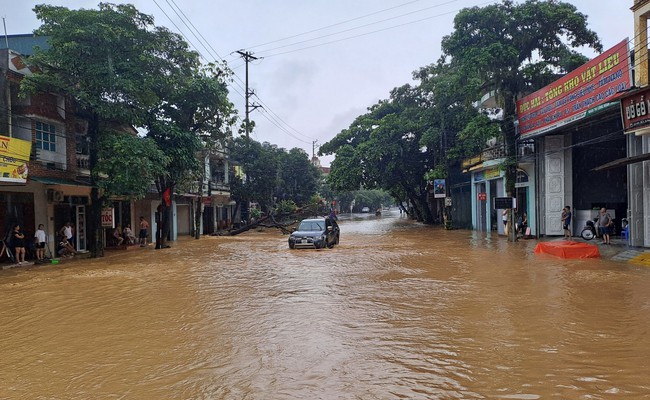 Mực nước sông Gâm tiếp tục lên, Hà Giang chủ động ứng phó nguy cơ ngập lụt - Ảnh 1.