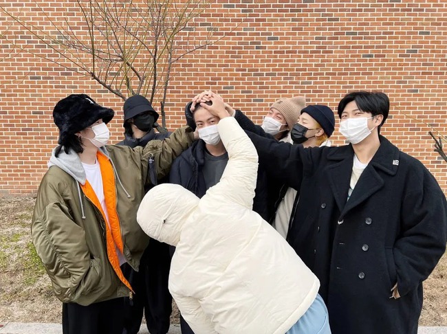 Các thành viên BTS tái hợp mừng Jin xuất ngũ trước lễ kỷ niệm 11 năm thành lập nhóm - Ảnh 4.