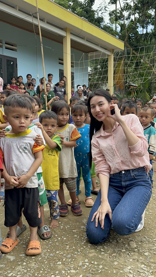 Hoa hậu Thùy Tiên mang điện lên hai điểm trường tại Quảng Nam  - Ảnh 1.