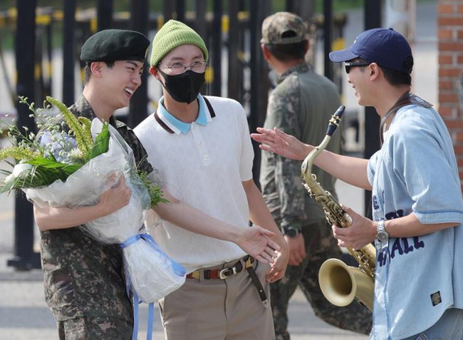 Jin BTS đã xuất ngũ, RM thổi kèn saxophone chào đón  - Ảnh 1.