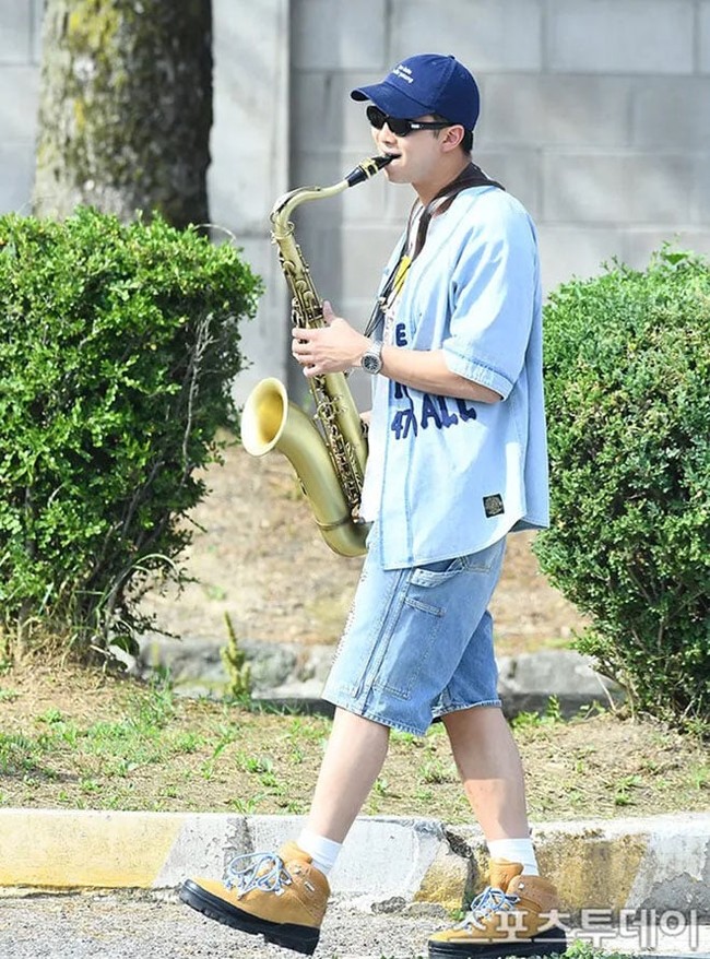 Jin BTS đã xuất ngũ, RM chơi kèn saxophone chào đón  - Ảnh 4.