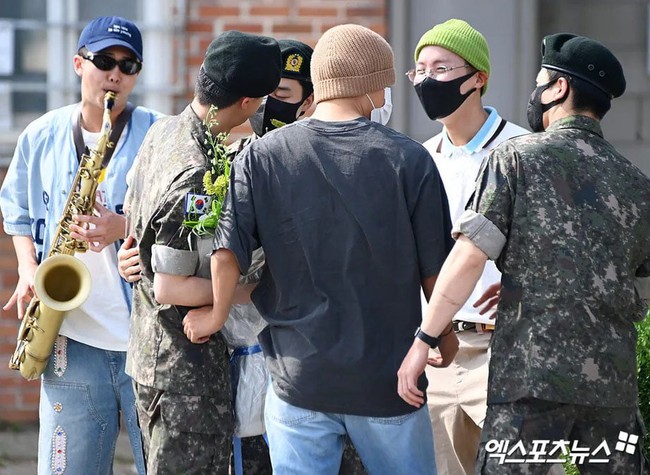 Jin BTS đã xuất ngũ, RM chơi kèn saxophone chào đón  - Ảnh 3.