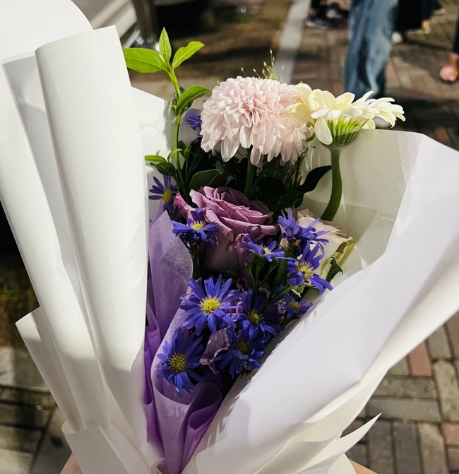 Jin BTS kể chuyện và tặng 4000 ARMY bó hoa tím tại sự kiện dành cho fan sau khi xuất ngũ - Ảnh 13.