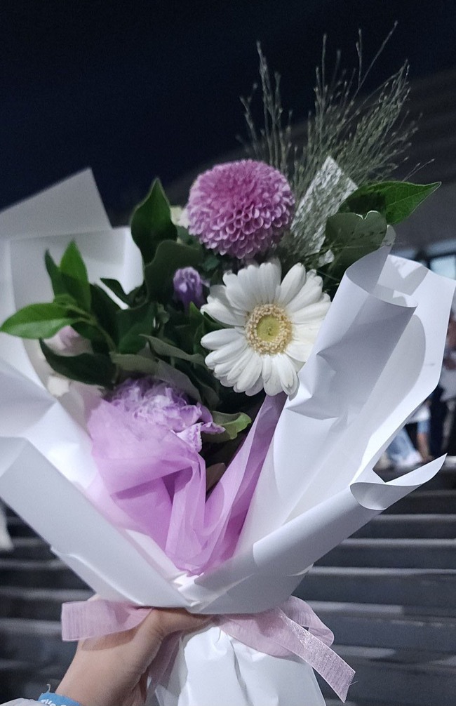 Jin BTS kể chuyện và tặng 4000 ARMY bó hoa tím tại sự kiện dành cho fan sau khi xuất ngũ - Ảnh 15.