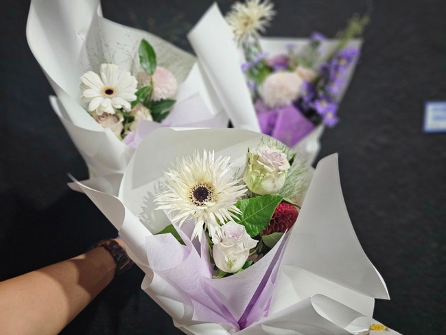Jin BTS kể chuyện và tặng 4000 ARMY bó hoa tím tại sự kiện dành cho fan sau khi xuất ngũ - Ảnh 10.