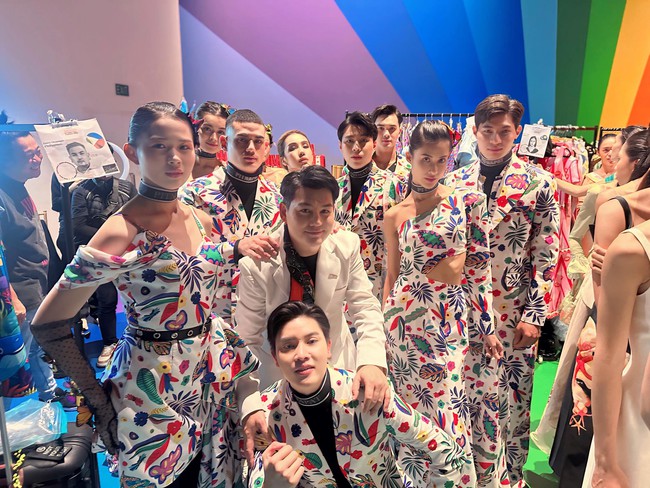Dàn thí sinh Mister Vietnam 2024 nổi bật trên sàn diễn thời trang ở Singapore - Ảnh 3.