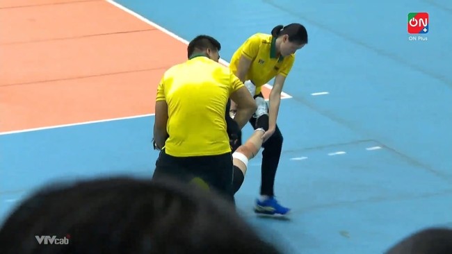 Huyền thoại Ngọc Hoa vừa tái xuất đã giành chức vô địch, có hành động ấm áp khi đội trưởng tuyển bóng chuyền trẻ Việt Nam chấn thương - Ảnh 3.