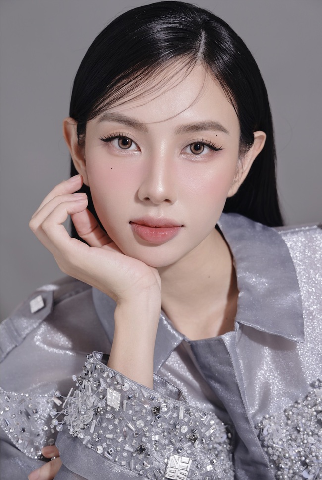 Hoa hậu Thuỳ Tiên báo tin vui, trở thành Thạc sĩ ở tuổi 26 - Ảnh 4.