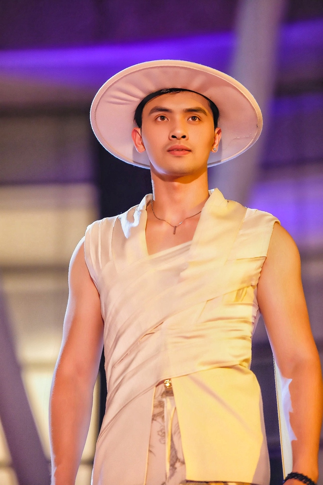 Dàn thí sinh Mister Vietnam 2024 nổi bật trên sàn diễn thời trang ở Singapore - Ảnh 5.