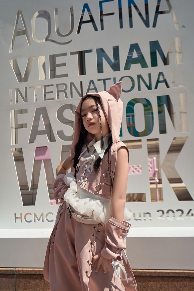 NTK Phạm Trần Thu Hằng và học trò đạt The Best Street Style tại VIFW ngày 1 - Ảnh 4.