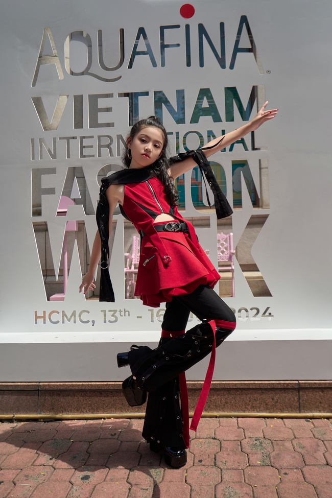 NTK Phạm Trần Thu Hằng và học trò đạt The Best Street Style tại VIFW ngày 1 - Ảnh 2.