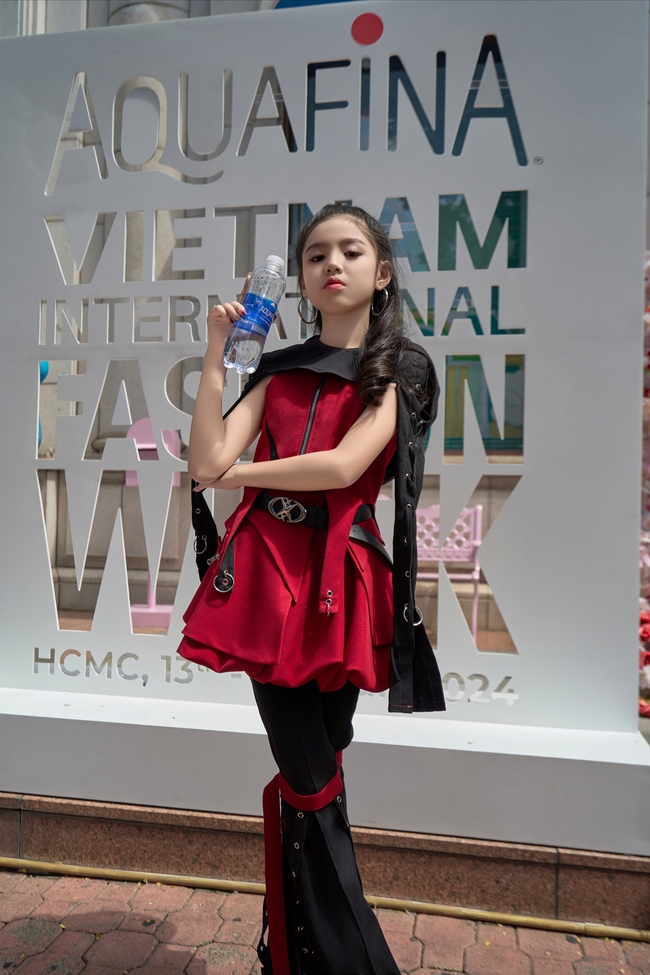 NTK Phạm Trần Thu Hằng và học trò đạt The Best Street Style tại VIFW ngày 1 - Ảnh 3.