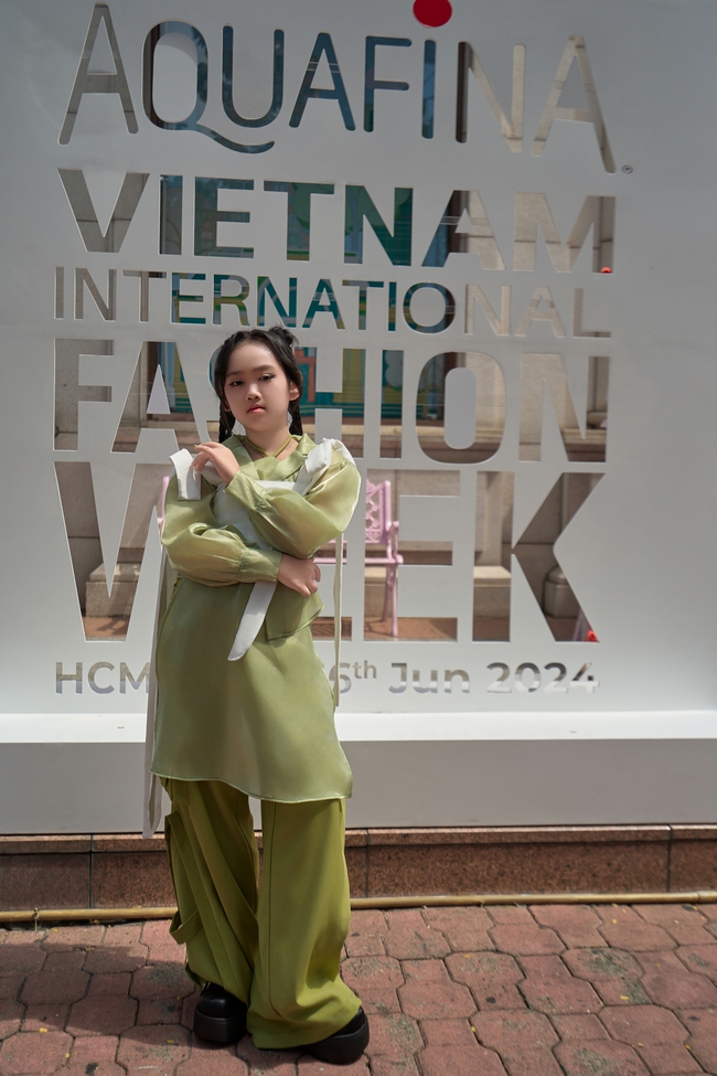 NTK Phạm Trần Thu Hằng và học trò đạt The Best Street Style tại VIFW ngày 1 - Ảnh 8.