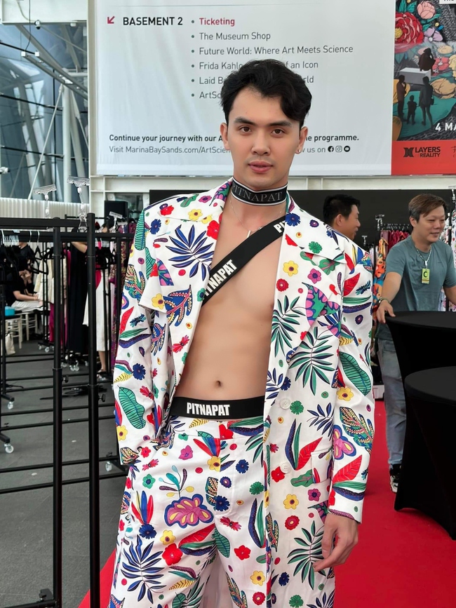 Dàn thí sinh Mister Vietnam 2024 nổi bật trên sàn diễn thời trang ở Singapore - Ảnh 6.