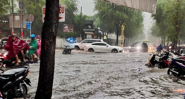 Thành phố Hồ Chí Minh xuất hiện mưa đá do đối lưu trong không khí mạnh - Ảnh 1.
