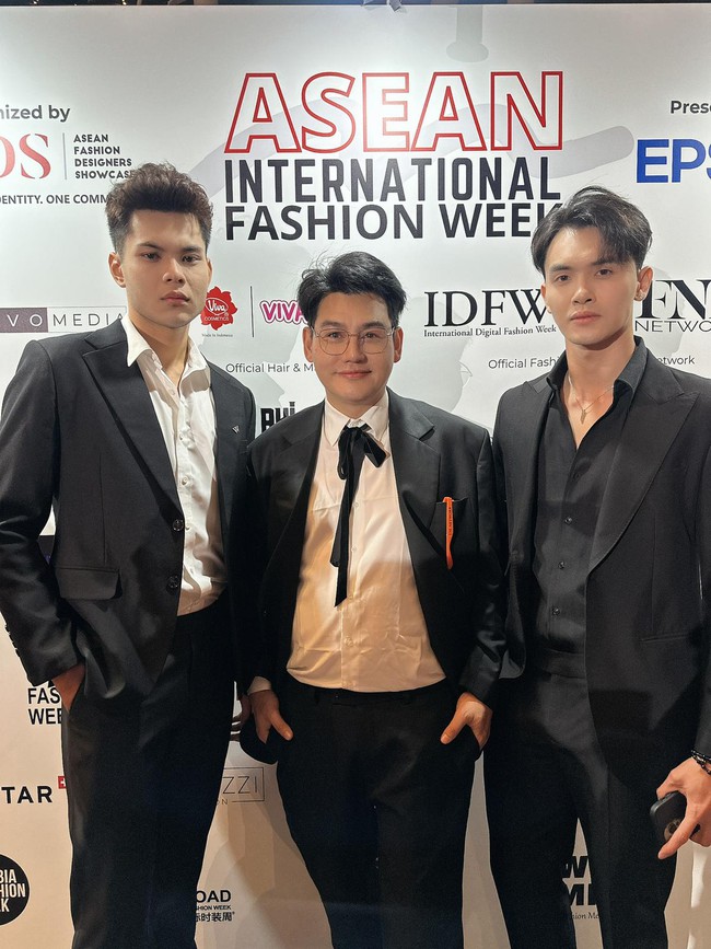 Dàn thí sinh Mister Vietnam 2024 nổi bật trên sàn diễn thời trang ở Singapore - Ảnh 4.