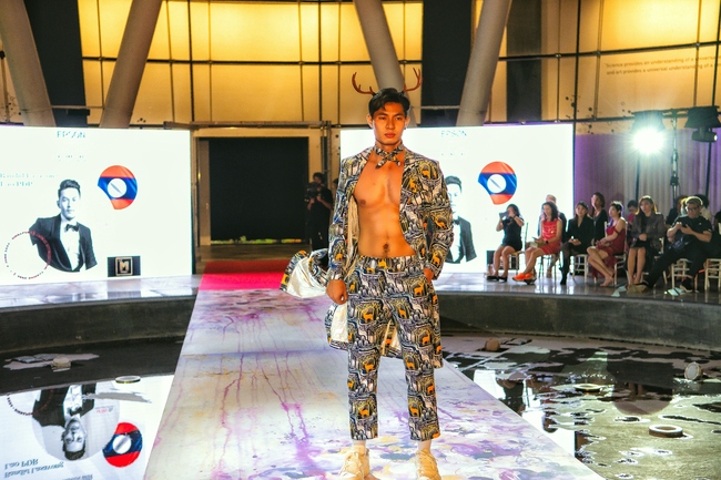 Dàn thí sinh Mister Vietnam 2024 nổi bật trên sàn diễn thời trang ở Singapore - Ảnh 10.