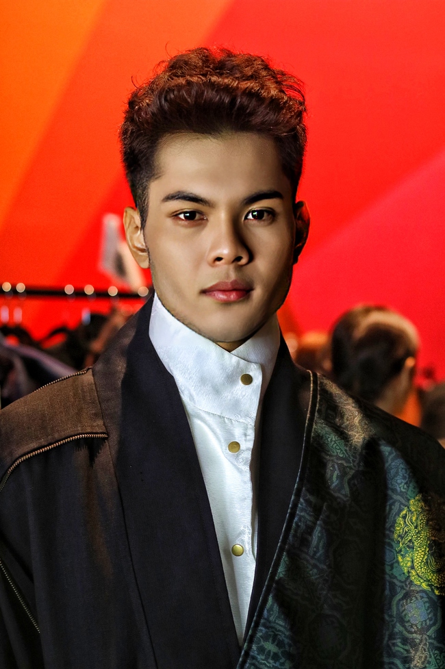 Dàn thí sinh Mister Vietnam 2024 nổi bật trên sàn diễn thời trang ở Singapore - Ảnh 8.
